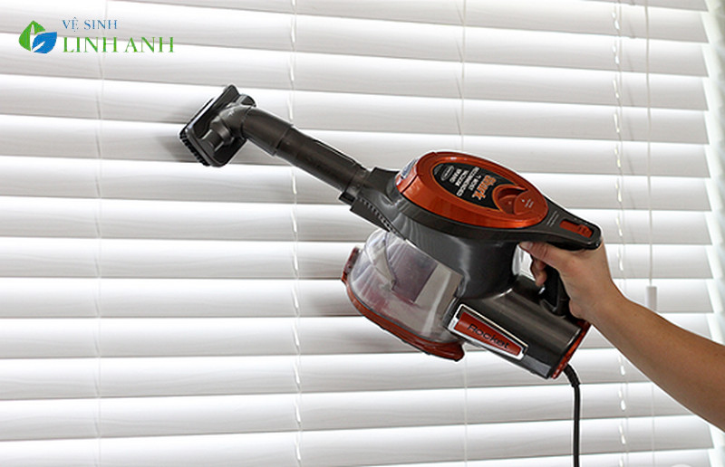 Cách vệ sinh rèm cầu vồng bằng máy hút bụi