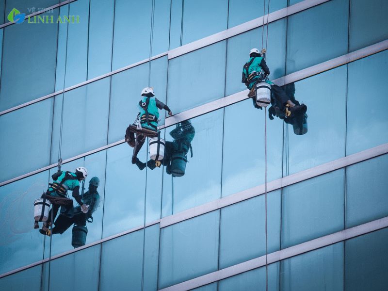 Dịch Vụ Lau Kính Nhà Cao Tầng