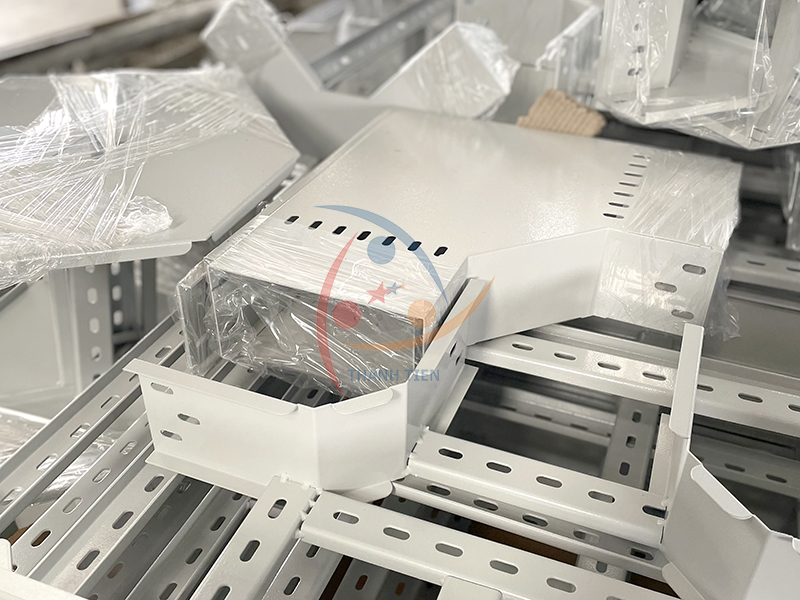 Các loại phụ kiện máng cáp "nhẵn mặt" trên công trường