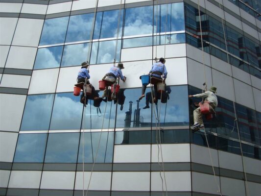 Quy trình lau kính tòa nhà chuyên nghiệp